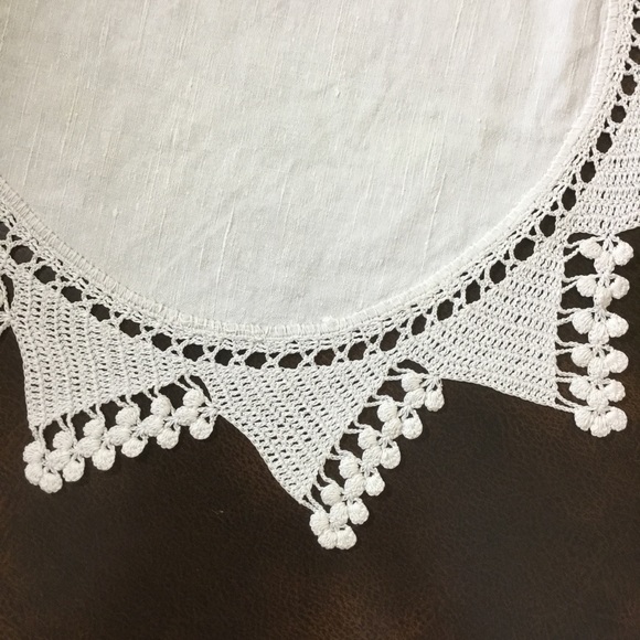 Vintage Round Centerpiece Tablecloth Doily Dresser Scarf Display Vase Table Lamp - Picture 3 of 4